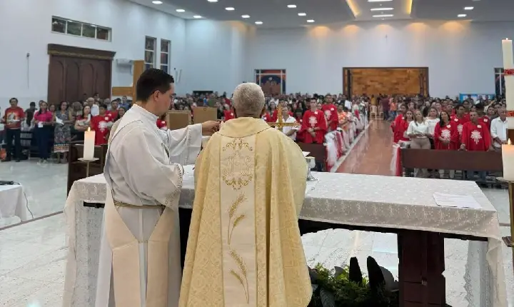 Teto de igreja desaba durante missa neste domingo (9) e padre passa mal ao ver situação em Porangatu