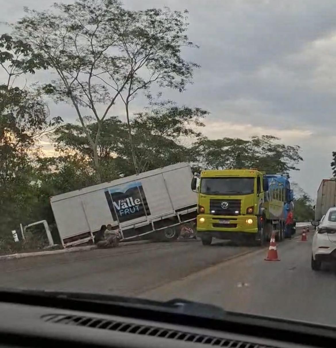 Acidente entre caminhões deixa trânsito lento na BR-153, em Porangatu