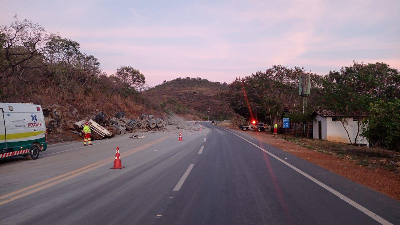 Carreta carregada de cimento tomba e motorista morre na BR-414, em Corumbá de Goiás