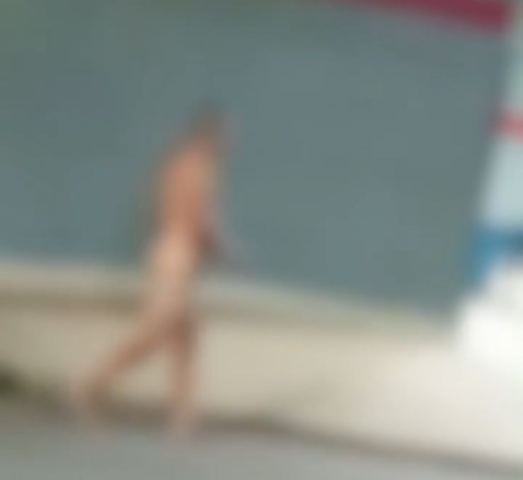 Homem é flagrado caminhando nu em praça de Porangatu