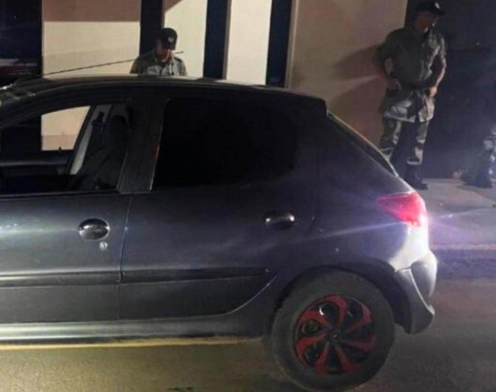 Motorista sem CNH é flagrado dirigindo carro danificado e com sinais de embriaguez no centro de Minaçu